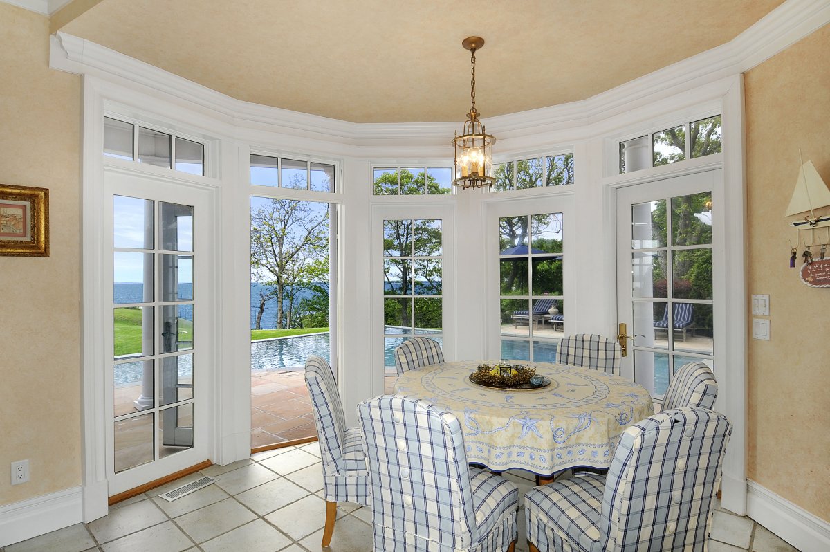 Красивое окно на кухне