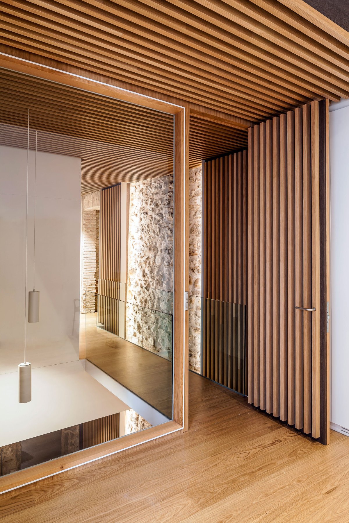 Отделка деревянными рейками