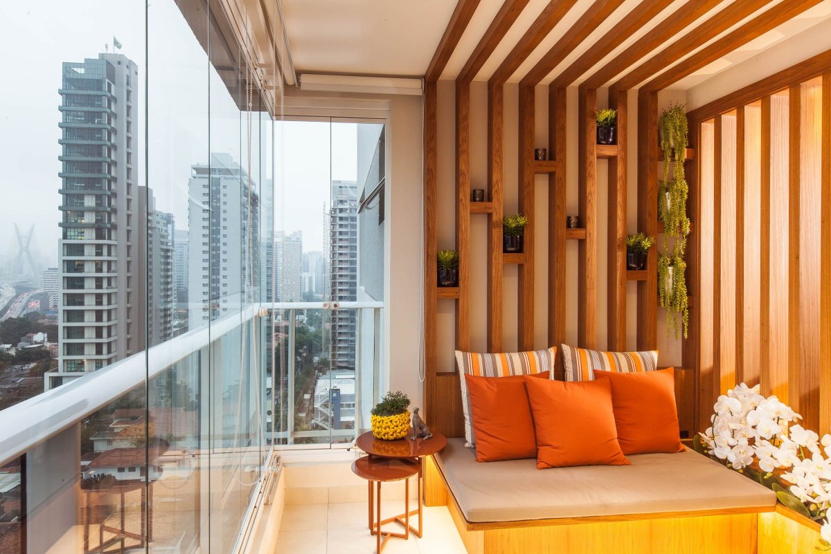 Отделка балкона рейками