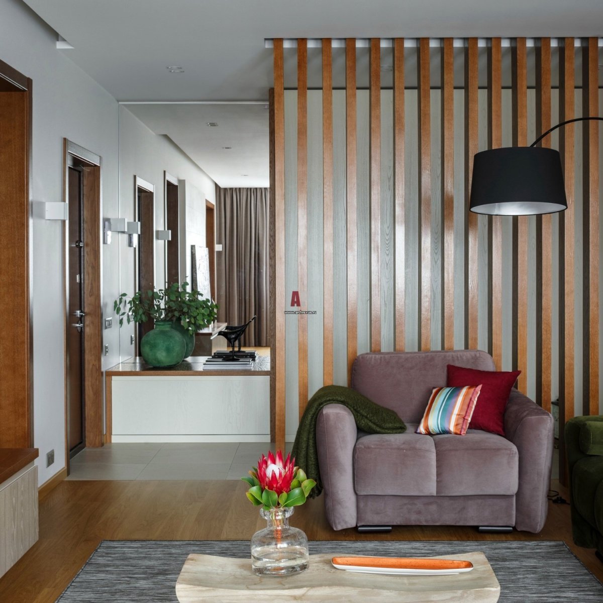 Деревянные рейки в спальне