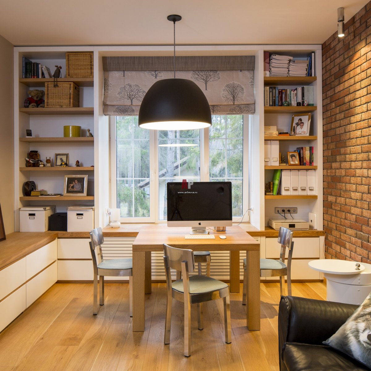 Столешница в комнату вдоль окна