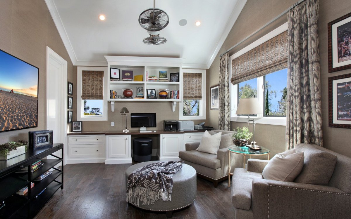 Гостиная с эркером и камином