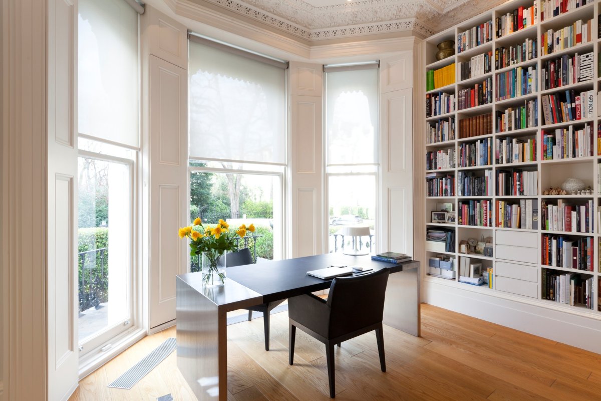 Телевизор у окна в гостиной