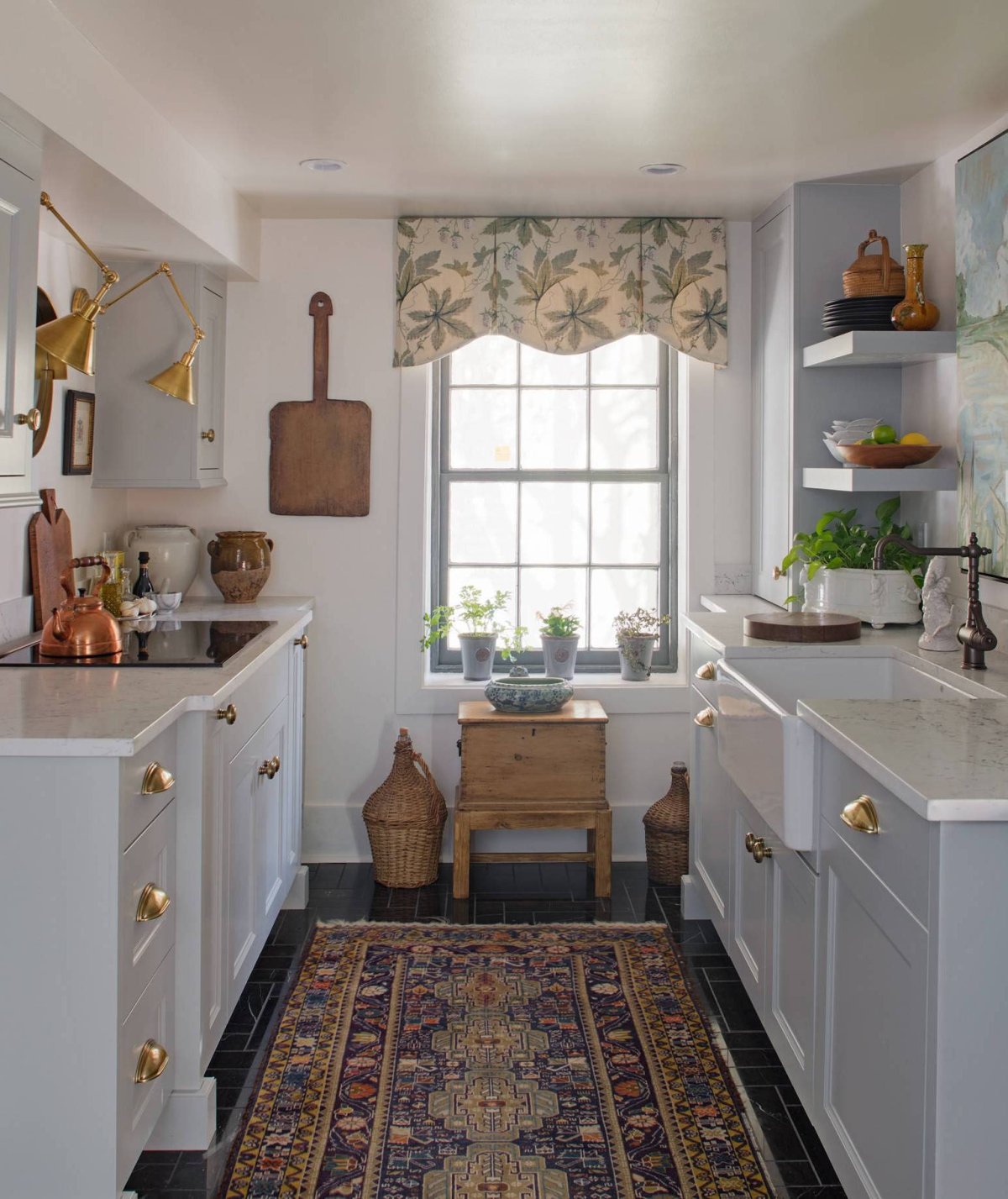 Оформление узкого окна на кухне