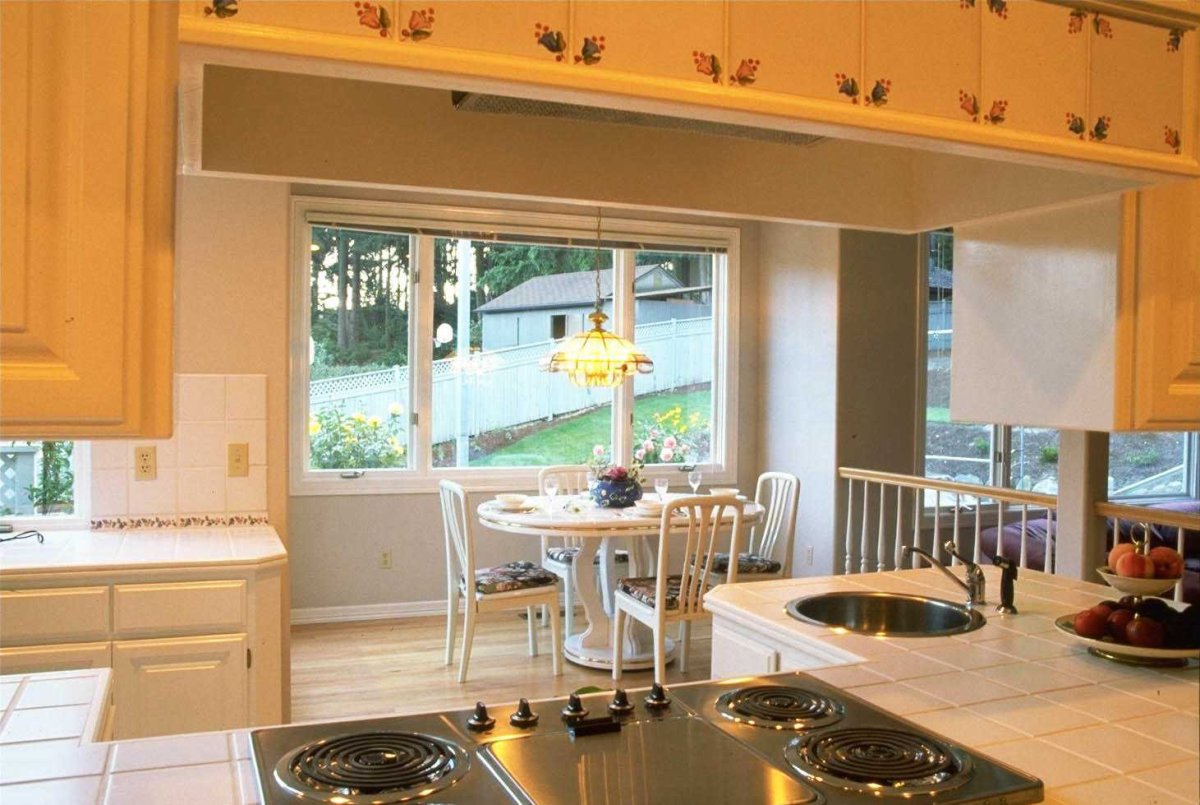 Интерьер кухни с окном в частном доме