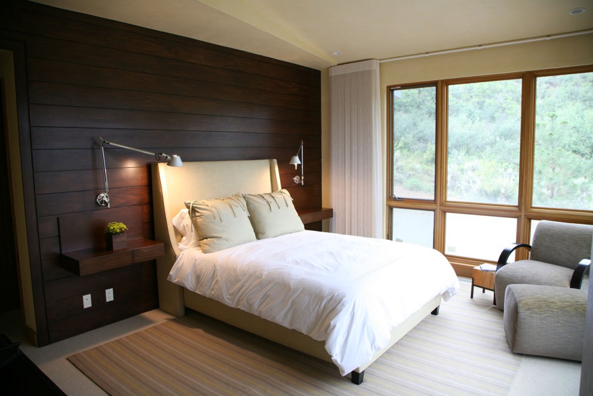 Настенный ламинат в интерьере спальни