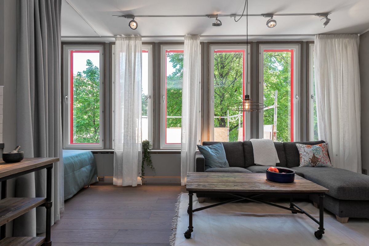 Оконные рамы серого цвета в интерьере