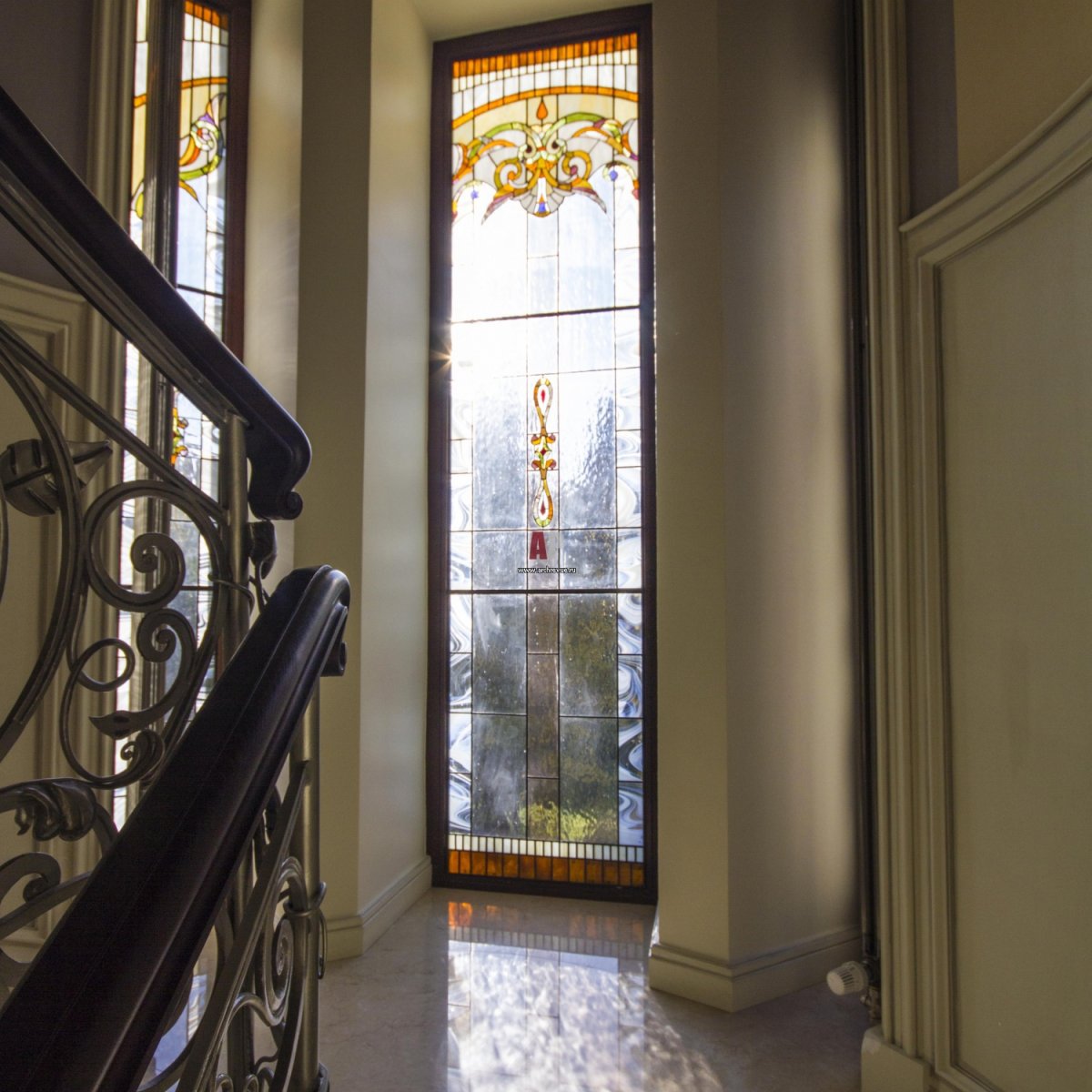 Витражное окно на лестнице