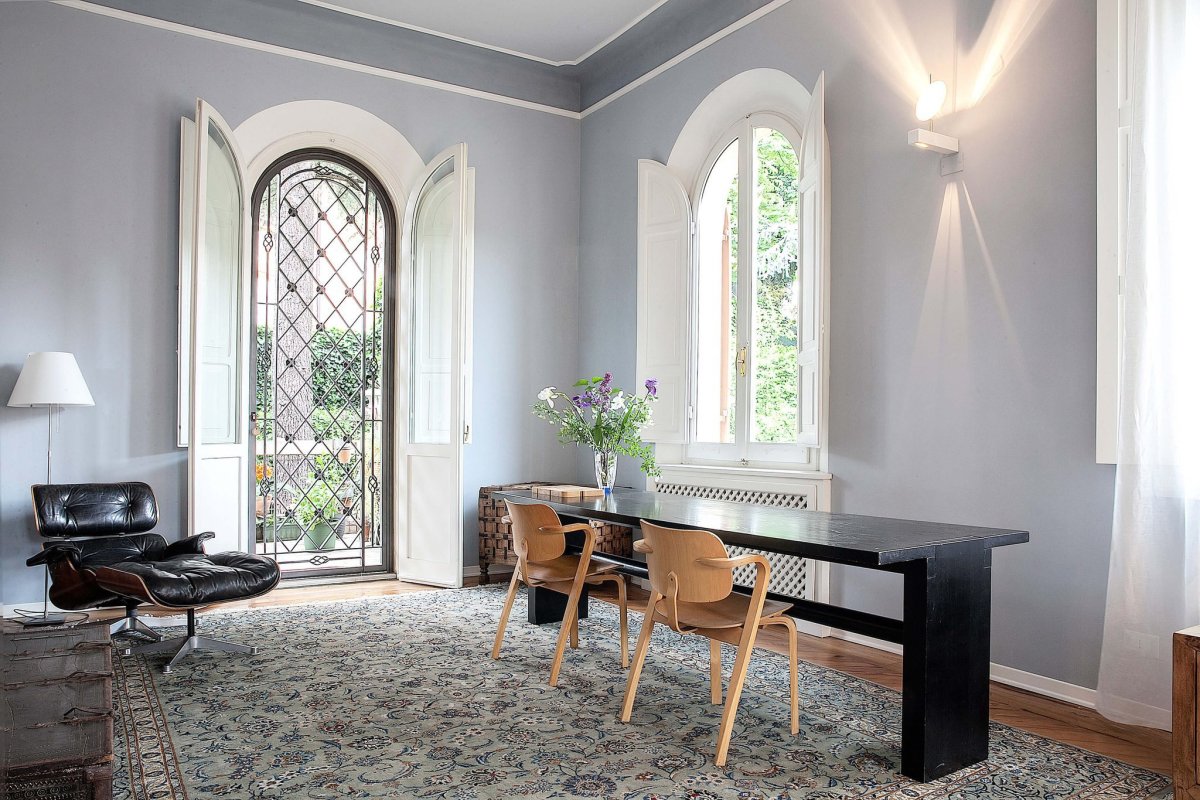 Комната с арочными окнами