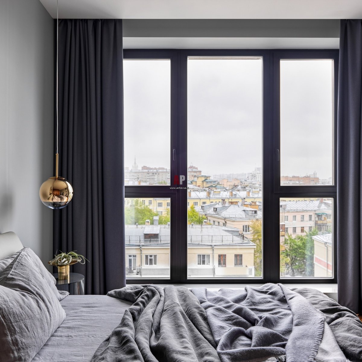 Тёмные шторы в светлой комнате