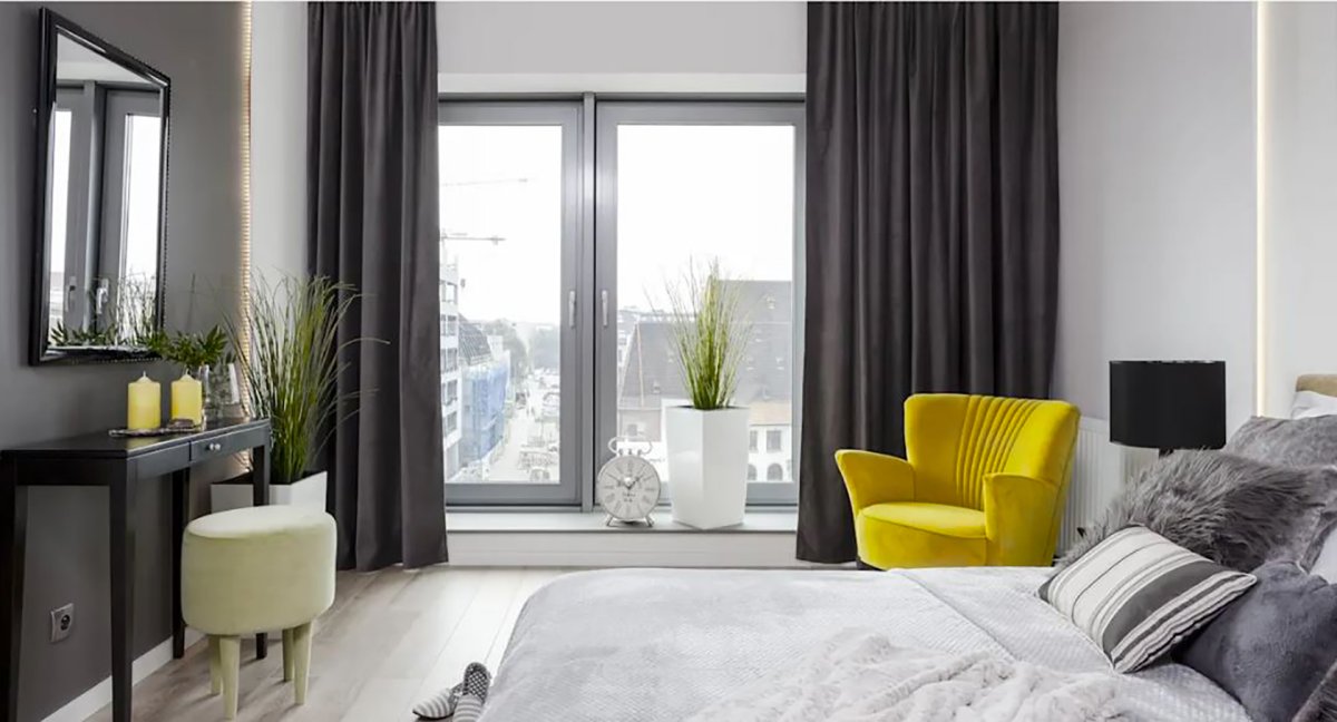 Серые окна в интерьере частного дома