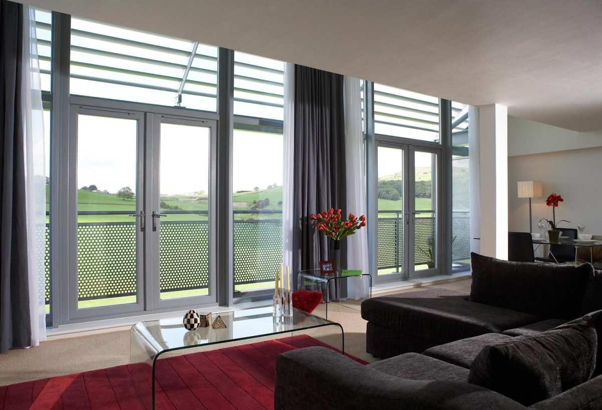 Черные оконные рамы в интерьере