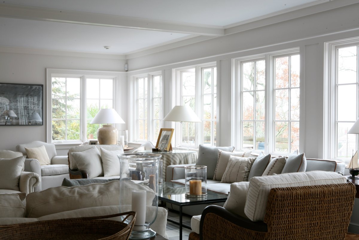 Темные оконные рамы в интерьере