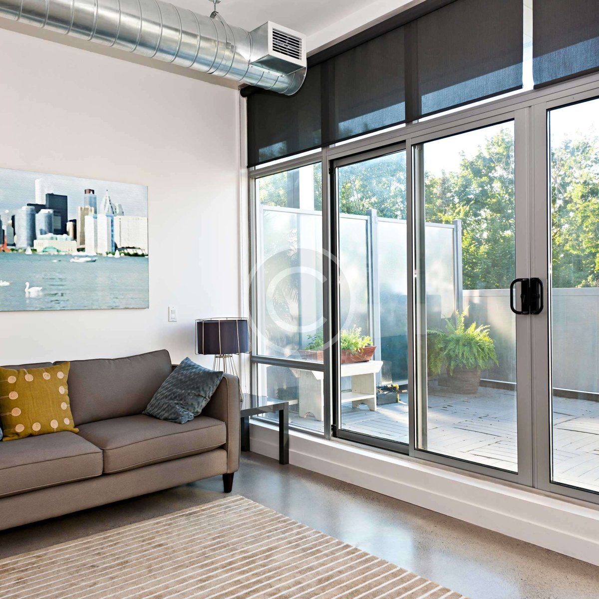 Гостиная в стиле лофт с панорамными окнами