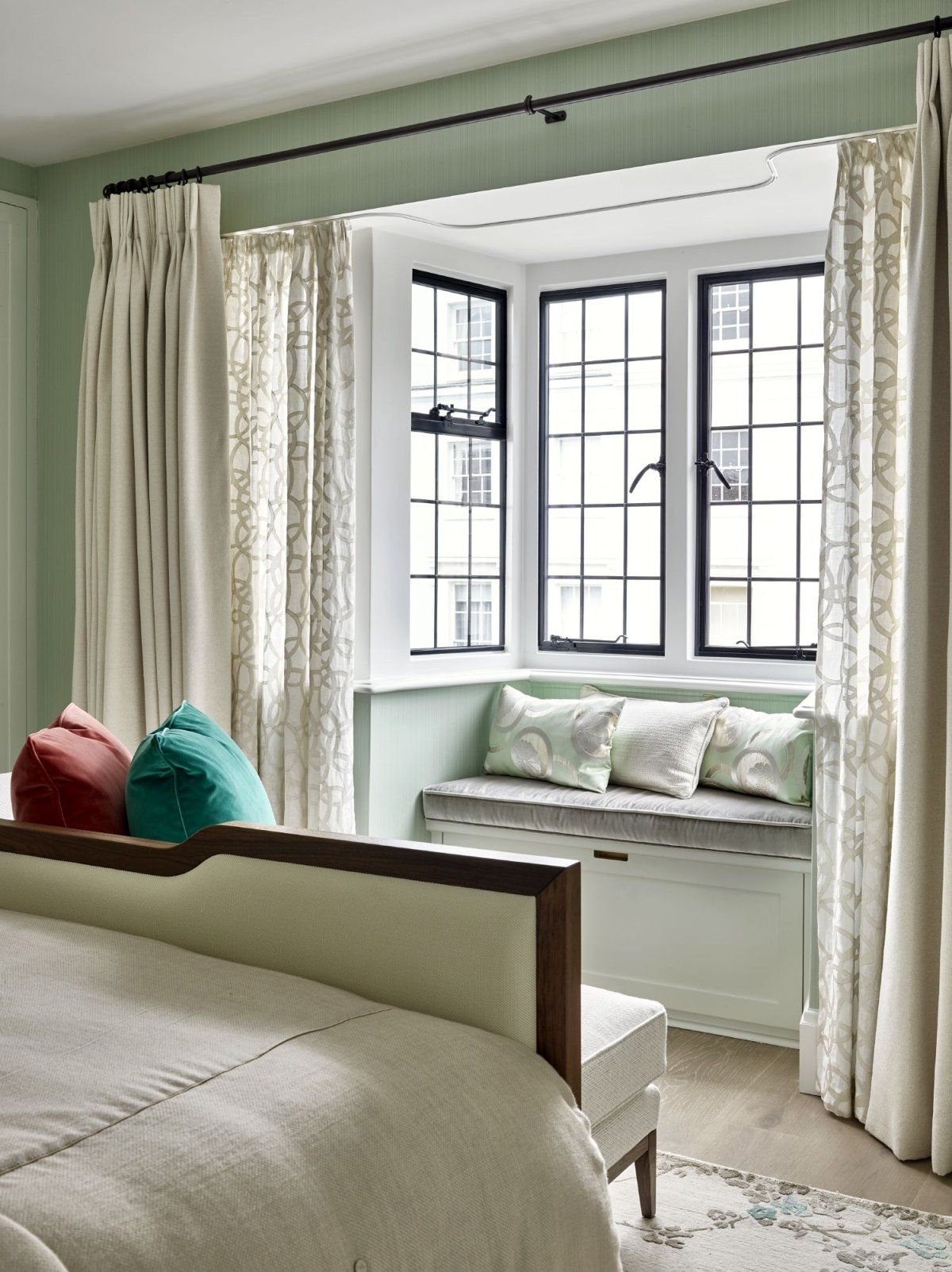 Окно в спальне