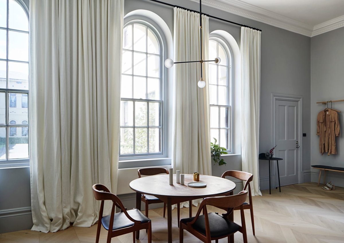 Черные окна в интерьере