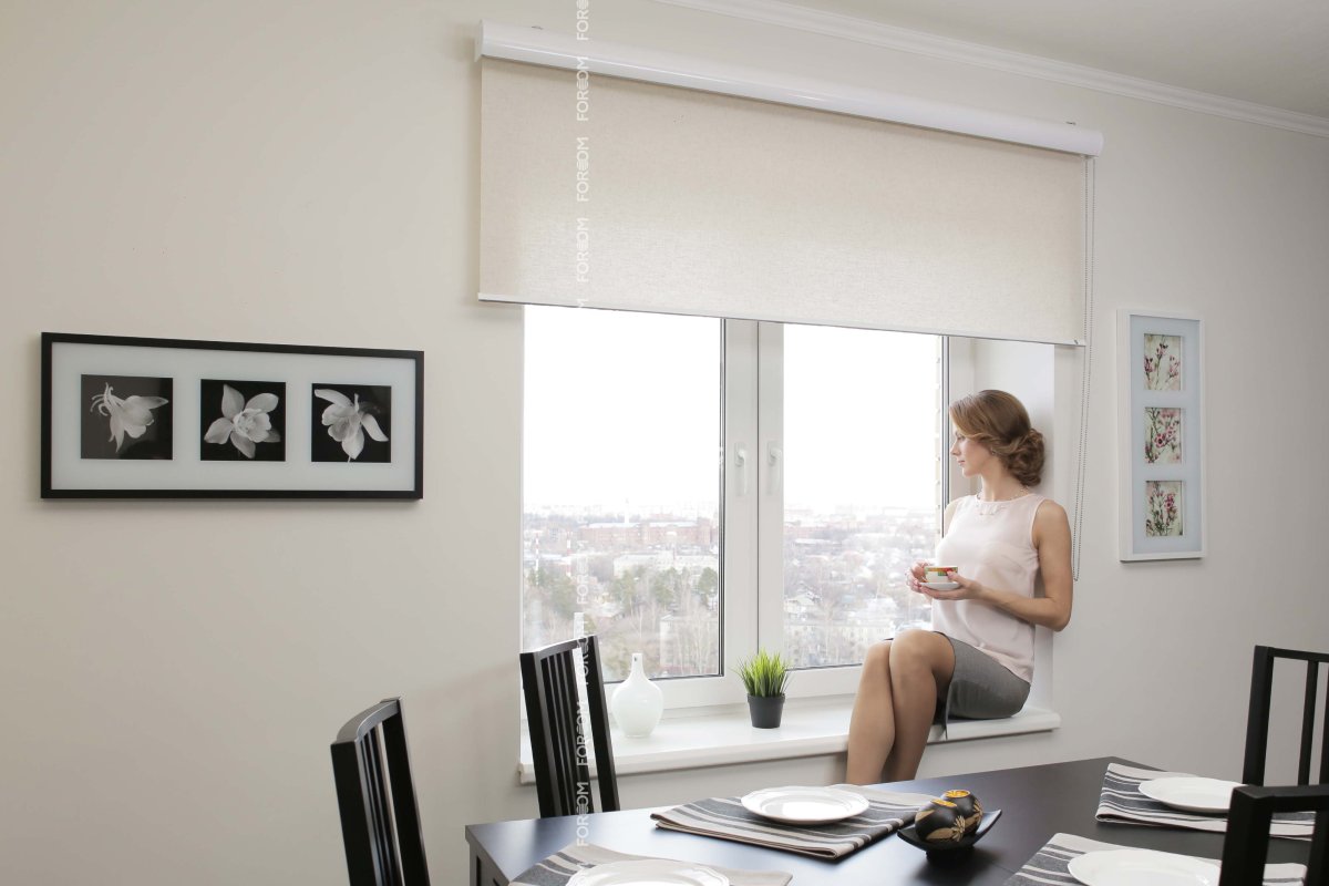 Серые пластиковые окна в интерьере