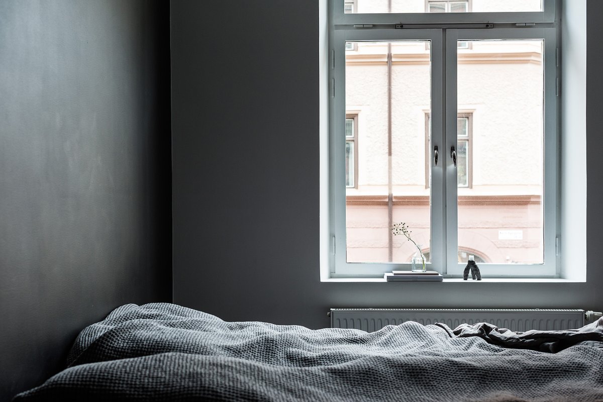 Чёрные рамы окна в интерьере