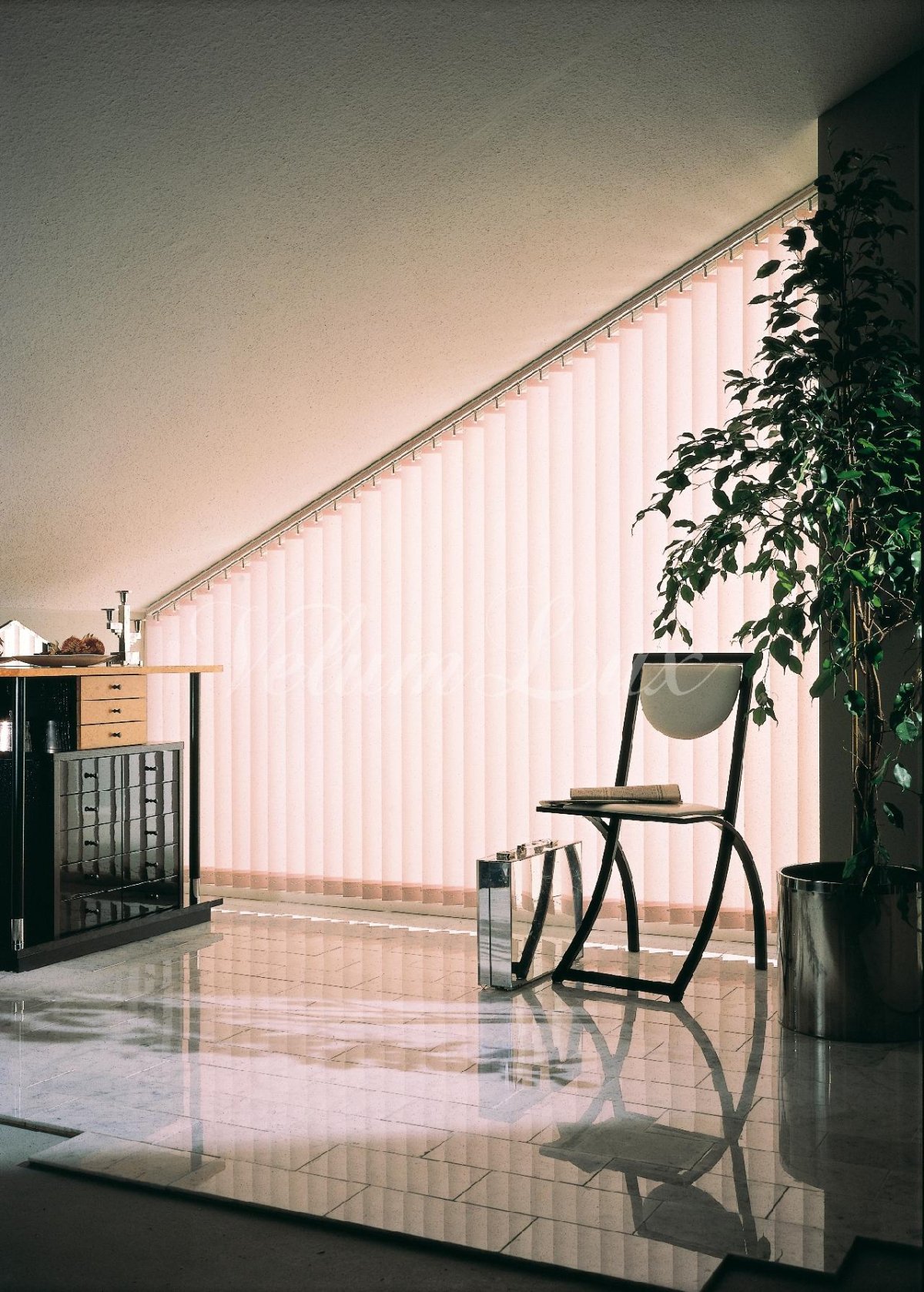 Наклонные вертикальные жалюзи