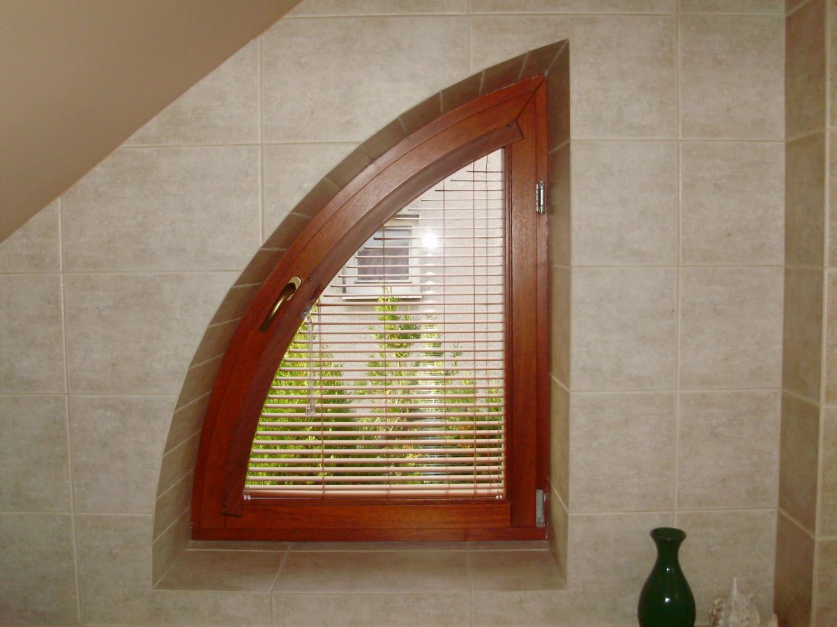 Вертикальные жалюзи на скошенные окна