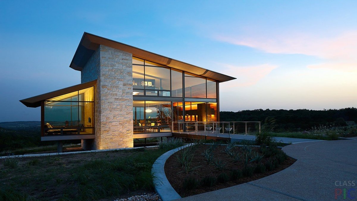 Дом с односкатной крышей и панорамными окнами