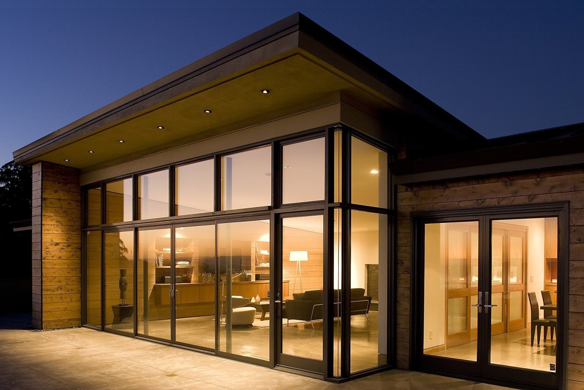 Домик с витражными окнами