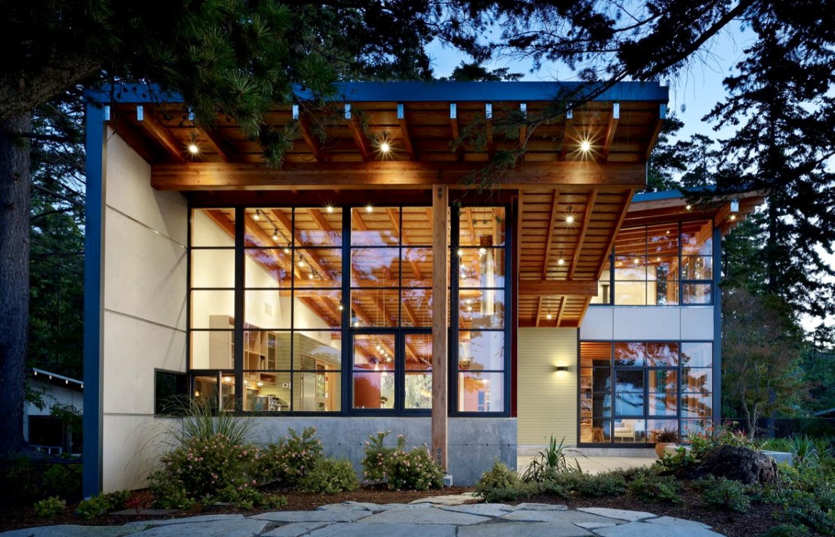 Домик с витражными окнами