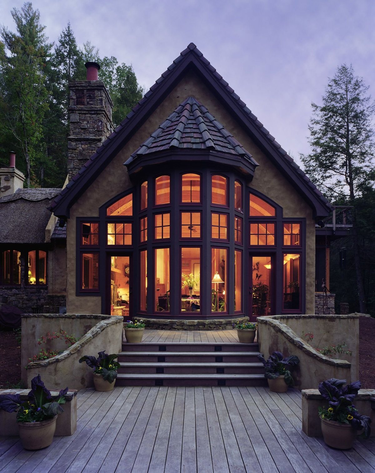 Загородный дом с большими окнами