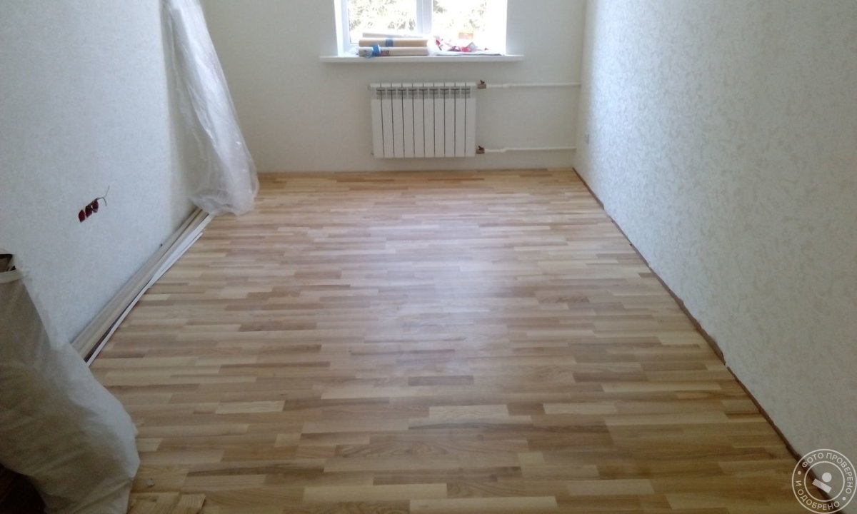 Ламинат вдоль комнаты