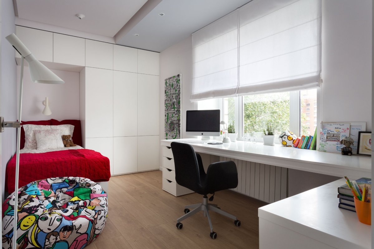 Комната подростка с двумя окнами