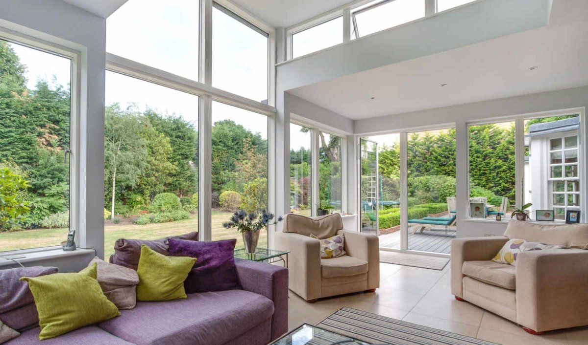 Большое окно в гостиной