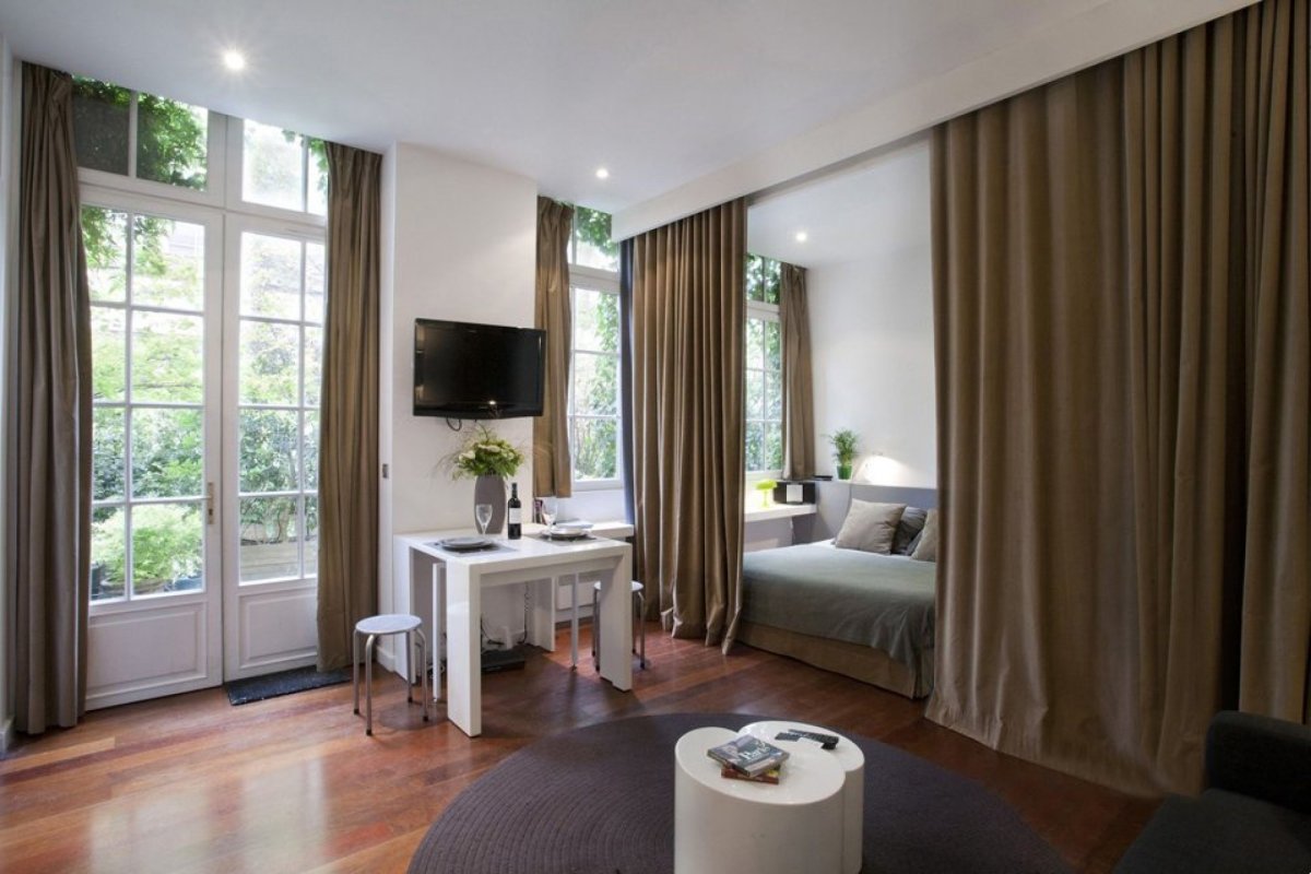 Зонирование комнаты шторами