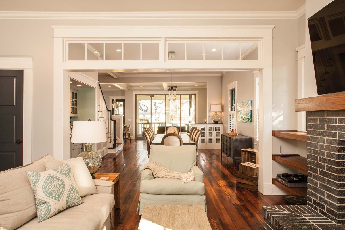 Стеклянная стена в гостиной