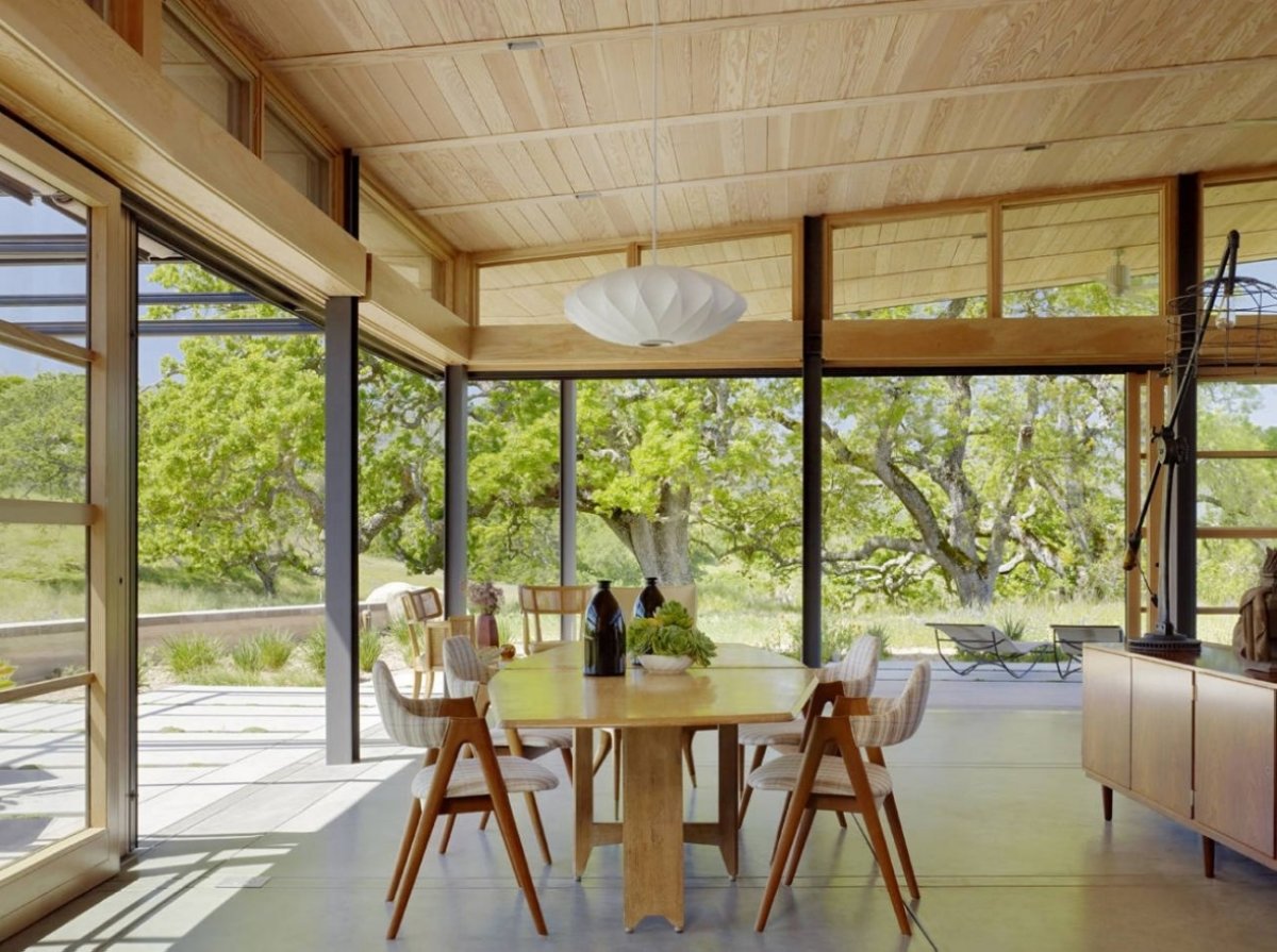 Дом с камином и панорамными окнами