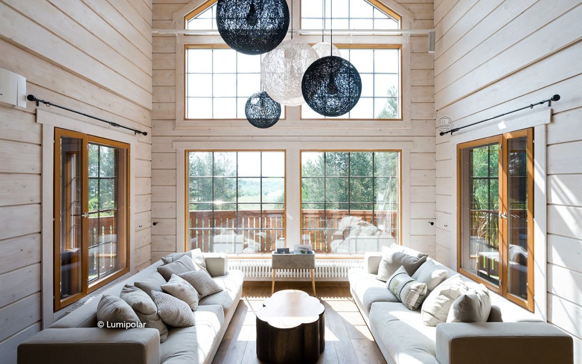 Гостиная с камином и панорамными окнами