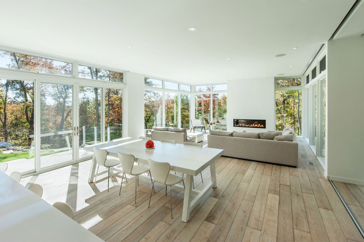 Спальня с панорамными окнами в доме