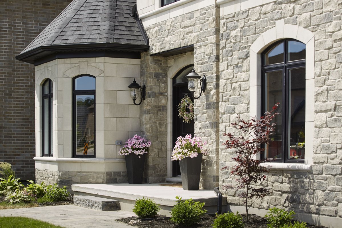 Декоративная отделка оконного проема