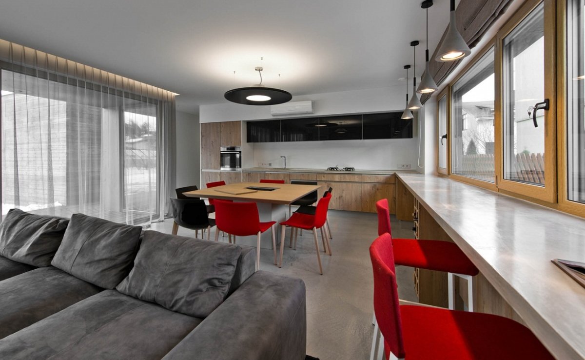 Кухонный гарнитур со столом у окна