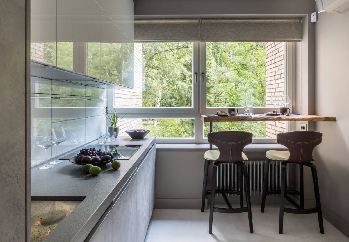 Стол-подоконник на кухне