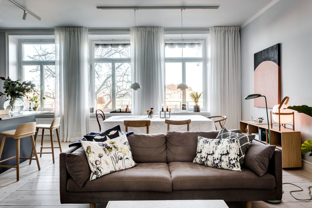 Интерьер гостиной с тремя окнами в скандинавском