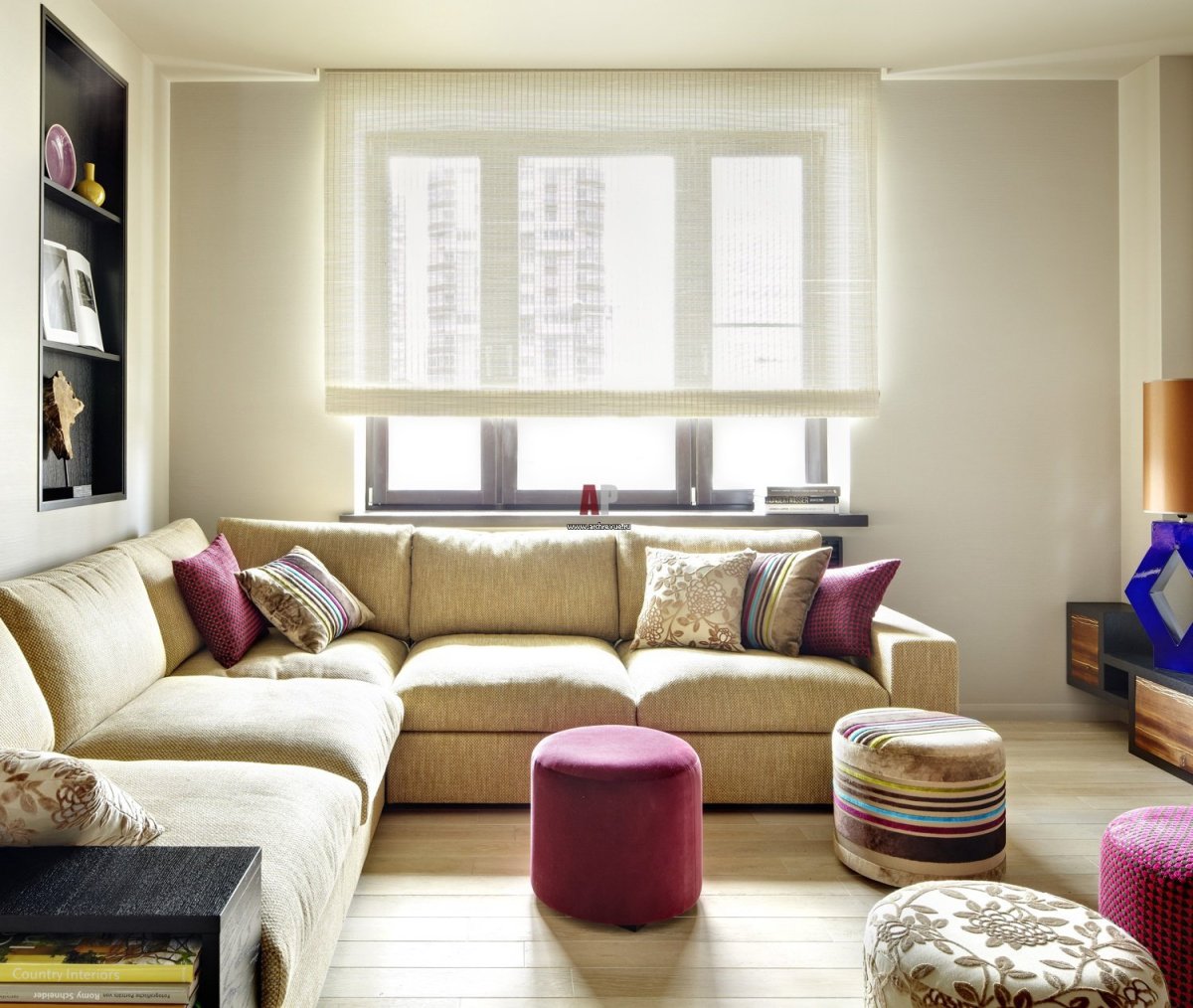 Гостиная с диваном у окна