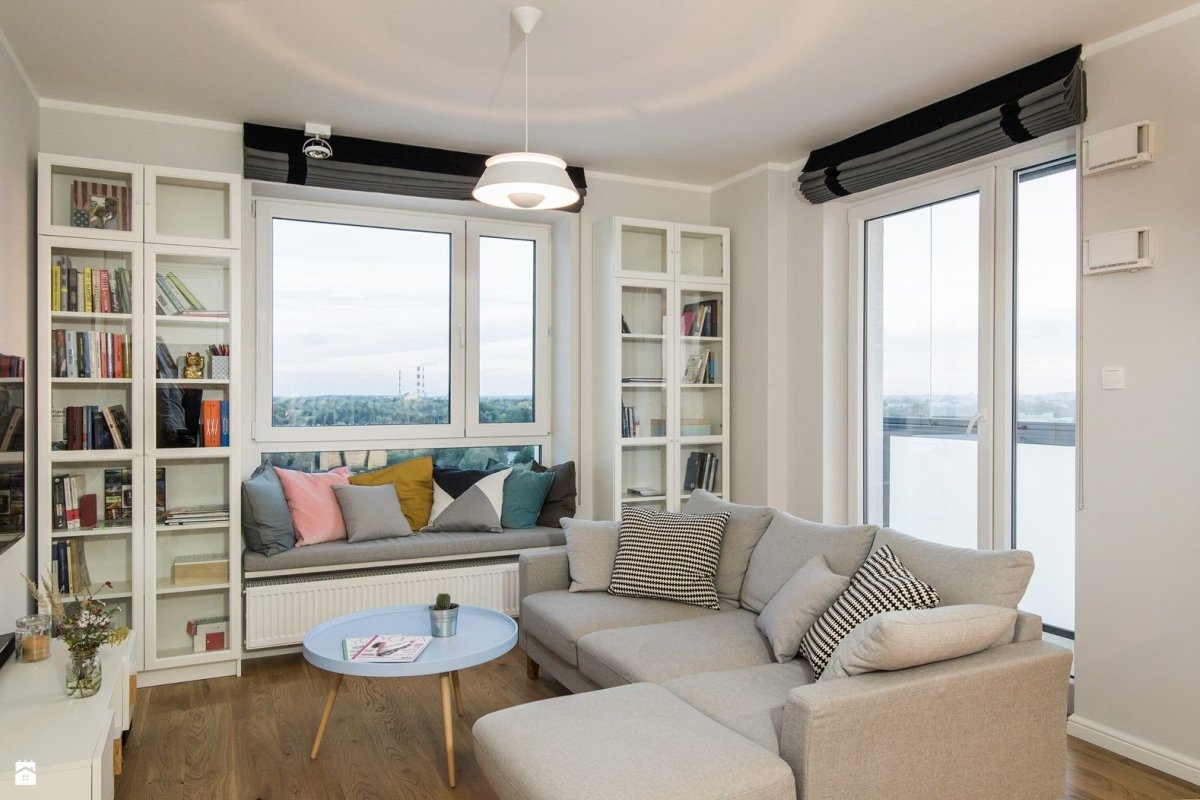 Диван у окна