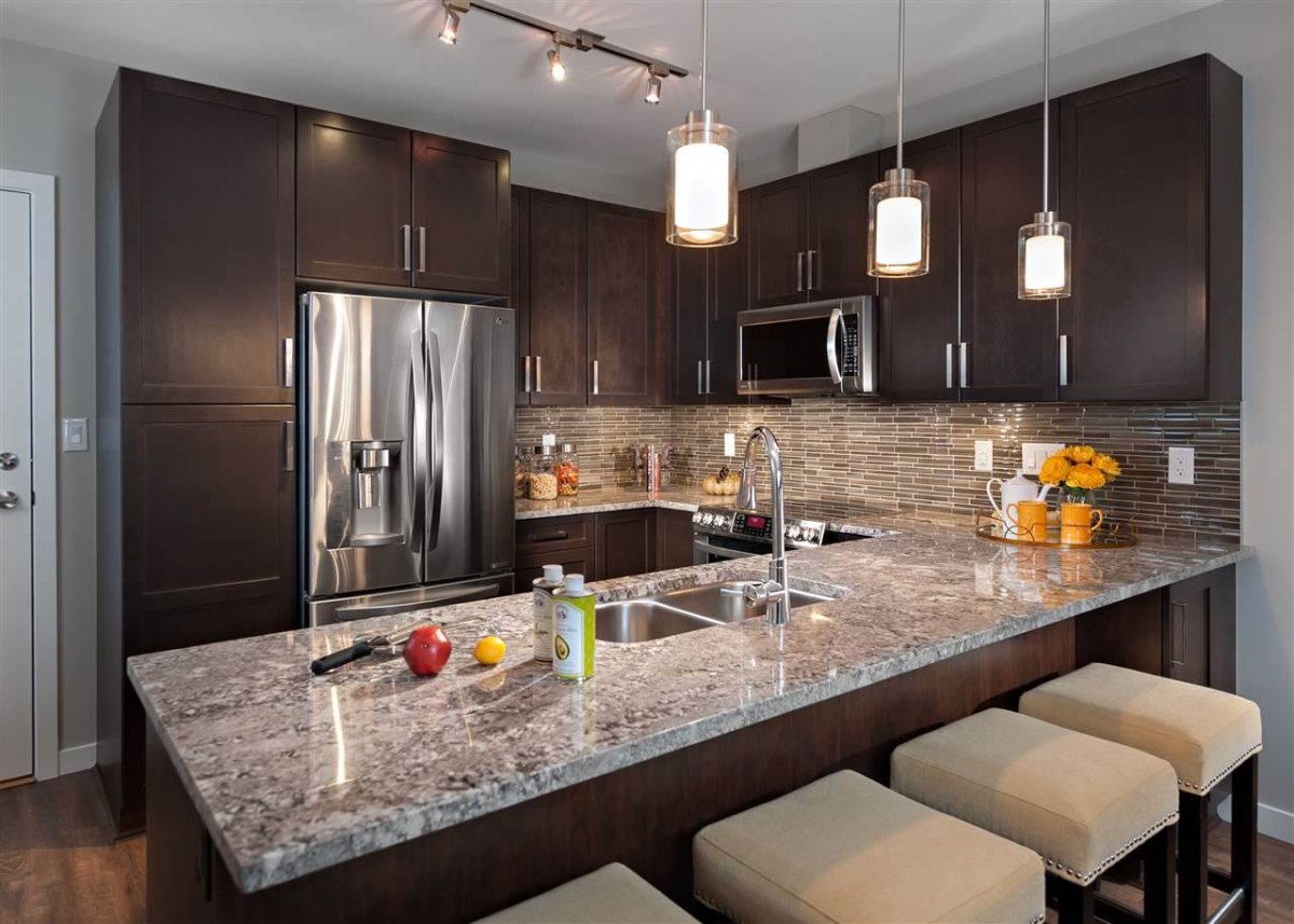 Диван возле окна в гостиной