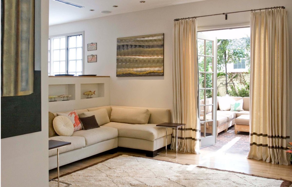 Светлые шторы к бежевому дивану