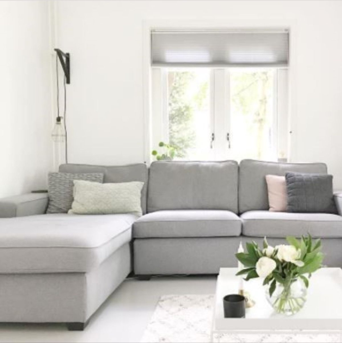 Диван спинкой к окну