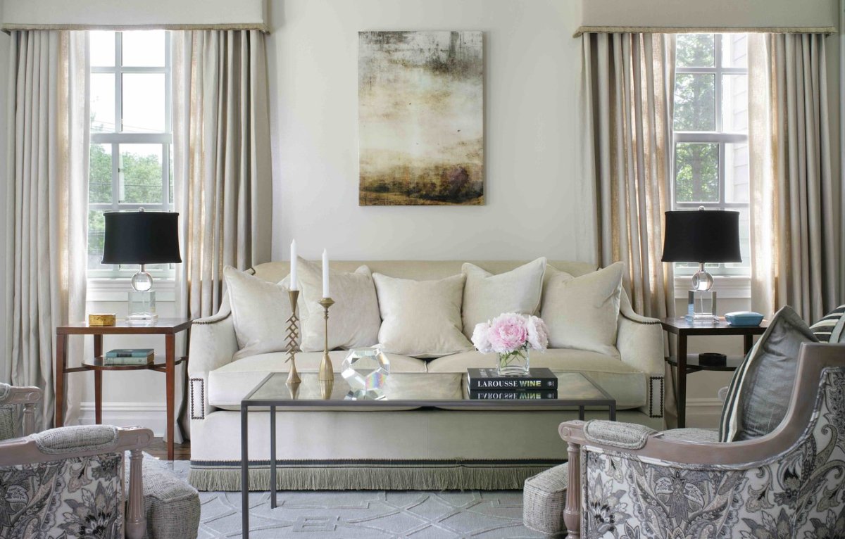 Диван у окна в гостиной