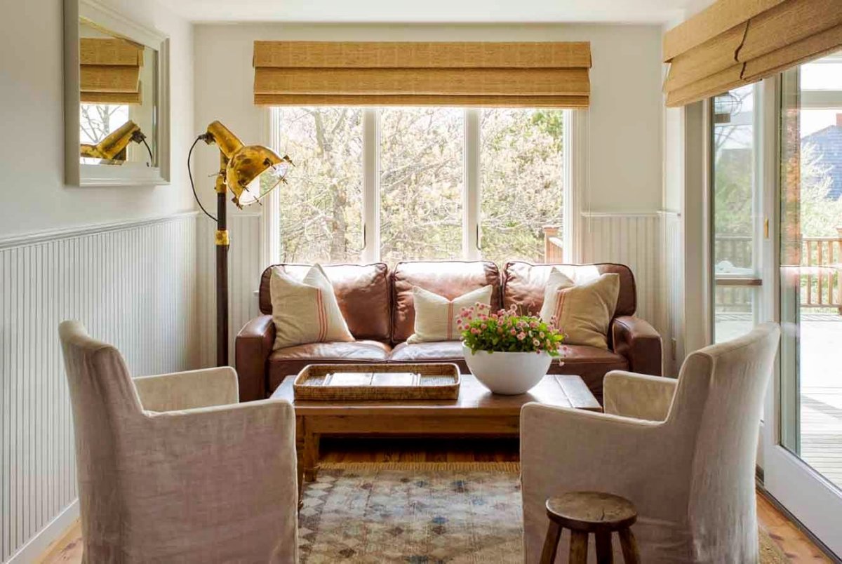 Диван около окна в интерьере