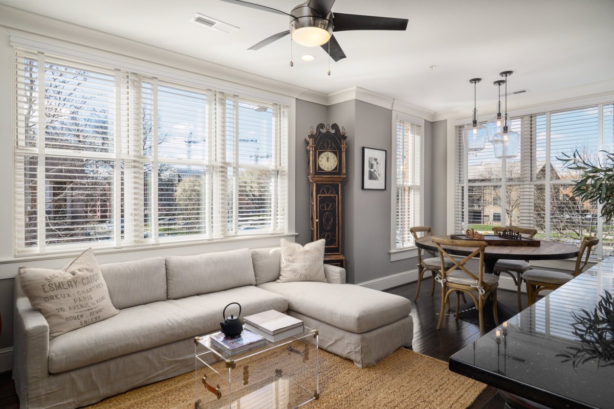 Гостиная с диваном у окна