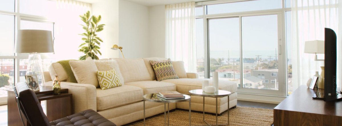 Диван около окна в интерьере