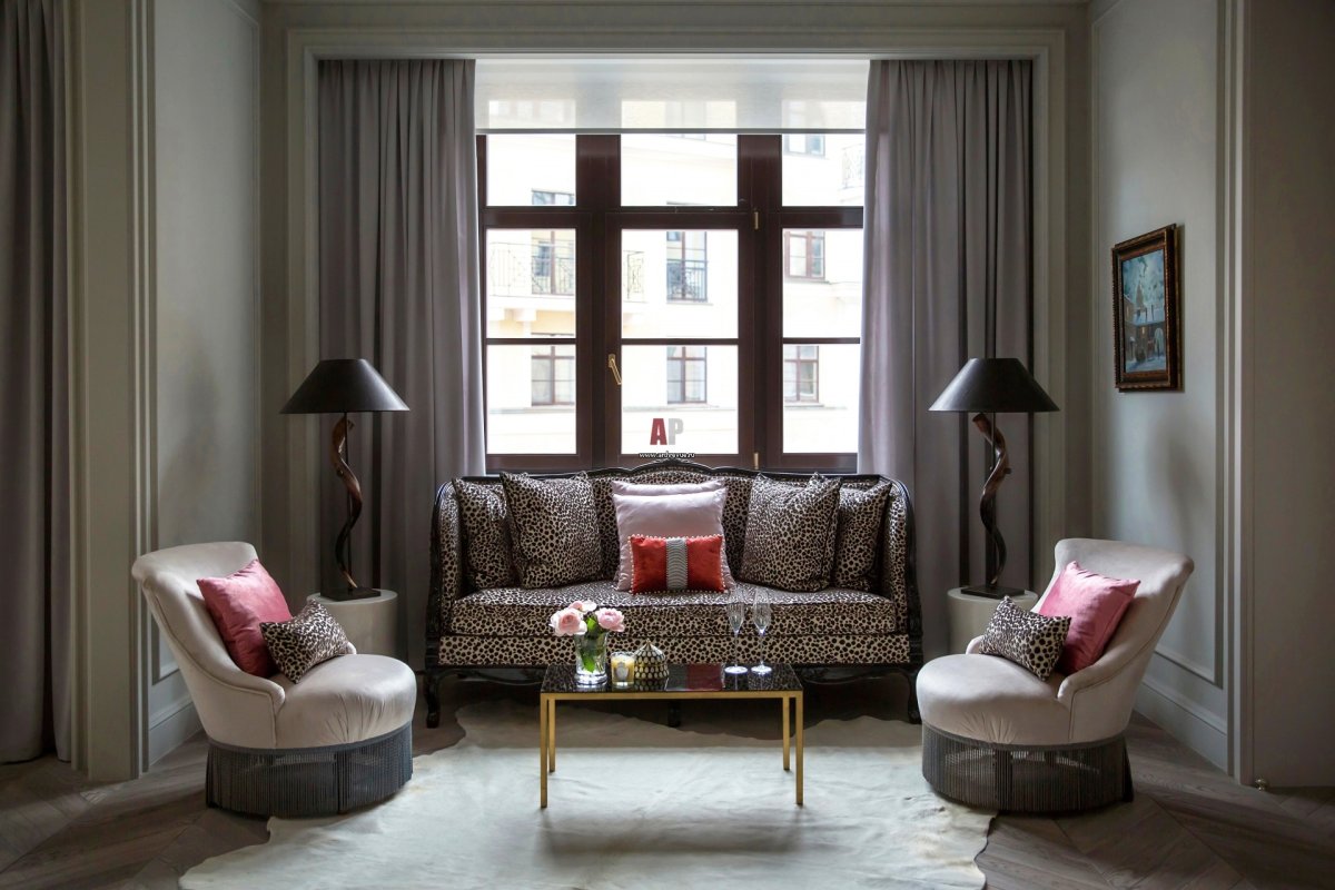 Диван у окна в интерьере